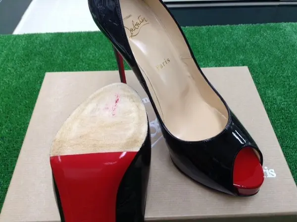 クリスチャン・ルブタンの赤い靴底にミラーソール補強｜美しさそのまま