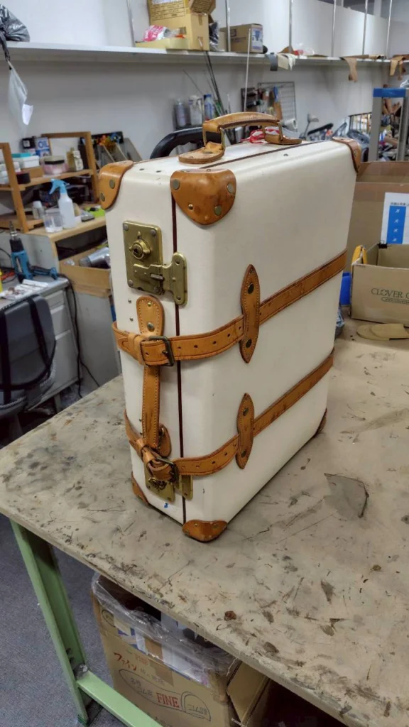 大阪梅田でグローブトロッターのキャスター交換｜サファリ2輪キャリー